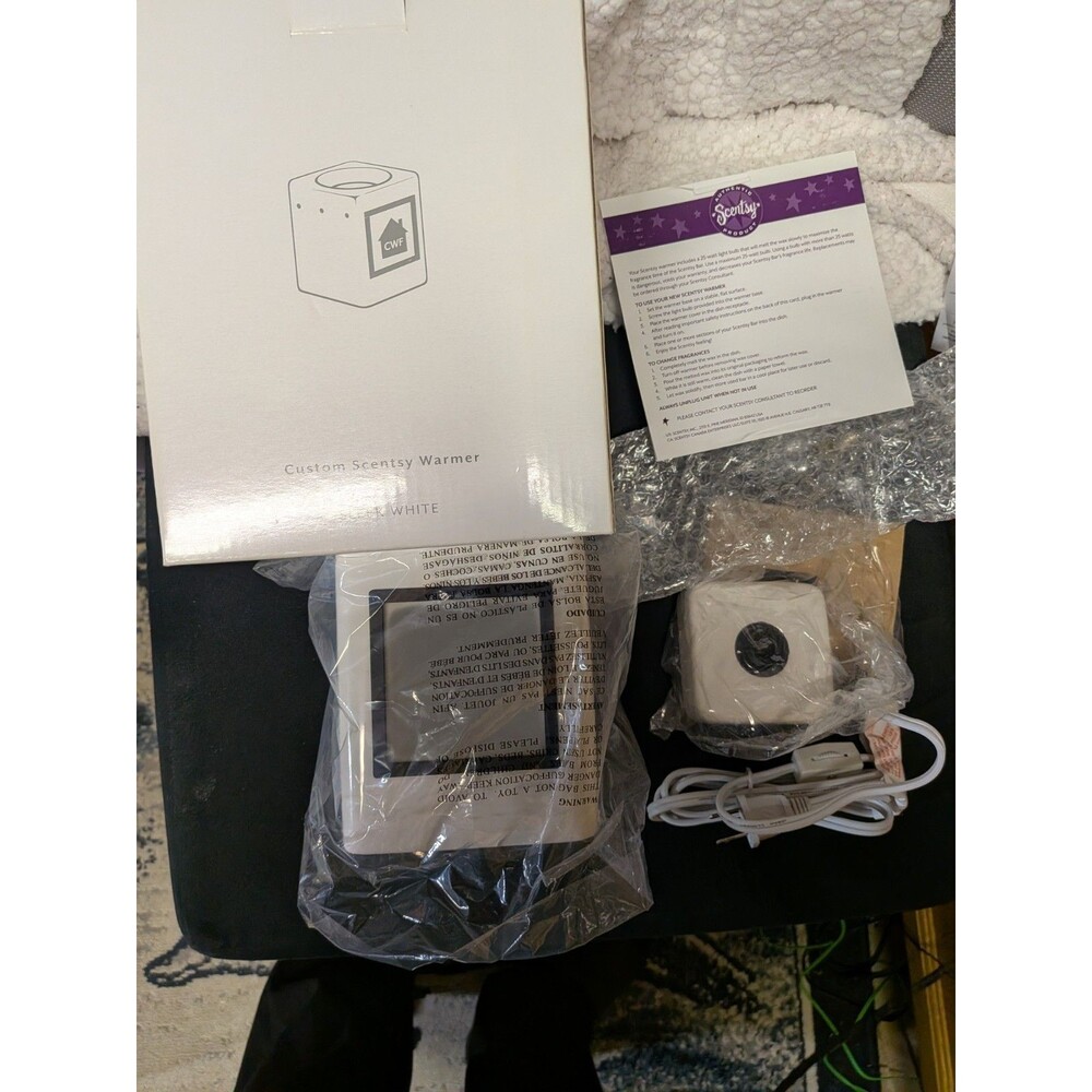 Scentsy Gallery Custom Wax Warmer ”Sleek White” Square Box Rare